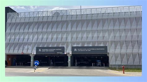 Nuotrauka su automobiliu, stovinčiu prie Vilniaus oro uosto terminalo