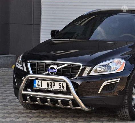 Volvo XC60 automobilio priekinis vaizdas su įjungtais priekiniais žibintais