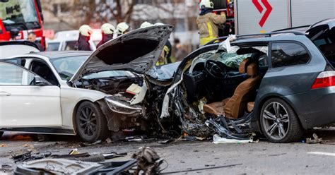 nuotrauka su sugadintu automobiliu po avarijos