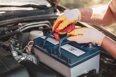 Vaizdinė instrukcija, kaip prižiūrėti automobilio akumuliatorių