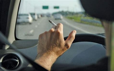 Žmogus, naudojantis mobilųjį telefoną vairuojant automobilį