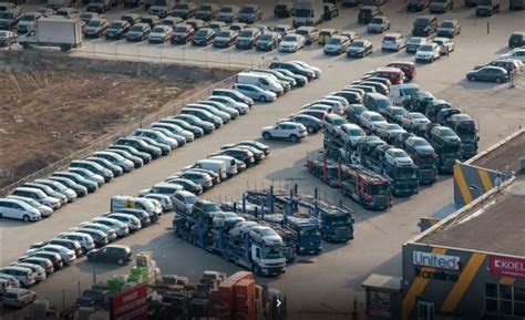 Automobilių ardymo aikštelė su mikroautobusais