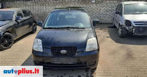 Sandėlis su įvairiomis naudotomis automobilio dalimis