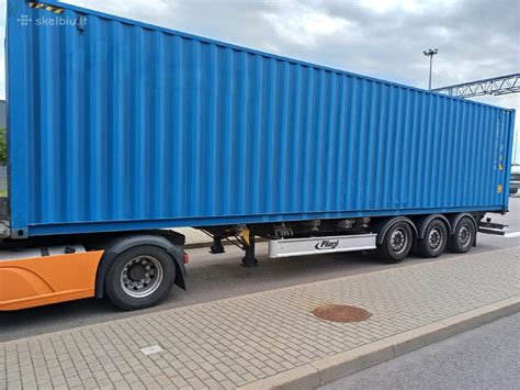 Nuotrauka su 40 pėdų jūriniu konteineriu ant puspriekabės