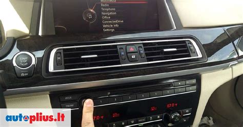 BMW prietaisų skydelio su HUD sistema pavyzdys