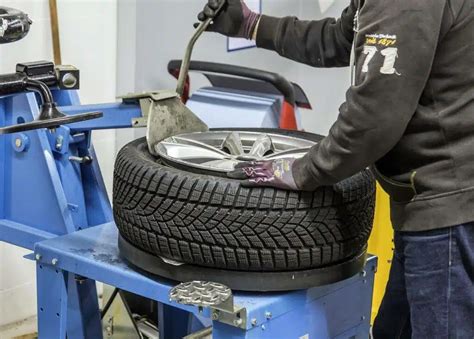 Nuotrauka iš autoserviso: meistras tikrina starterį ant stendo