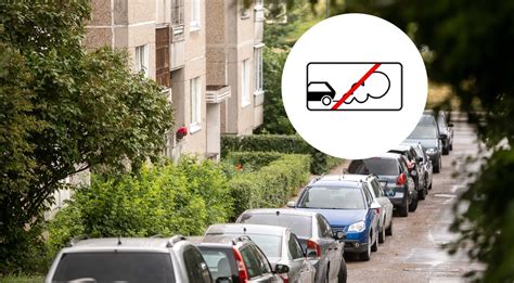 Simbolinė iliustracija: automobilis su užvestu varikliu ir užrašas 