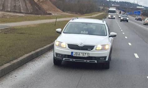 Nežymėtas policijos automobilis Kaune
