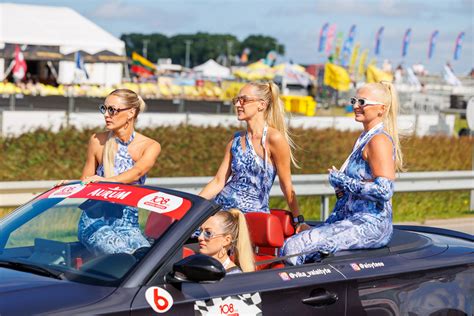 Moterų lenktynių dalyvės su automobiliais