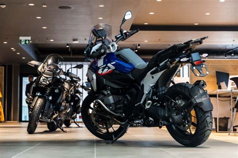 Įvairių BMW motociklų modelių nuotraukų koliažas