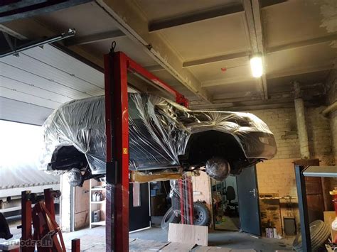 Vaizdas autoserviso salono su įvairiomis detalėmis
