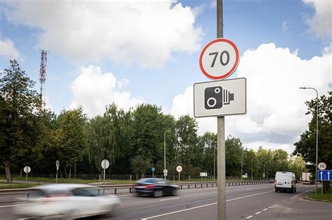 Slidūs kelio ženklai lietuviškame kelyje