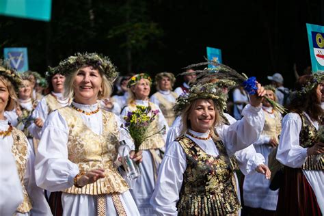 Dainų šventės dalyviai ir scena
