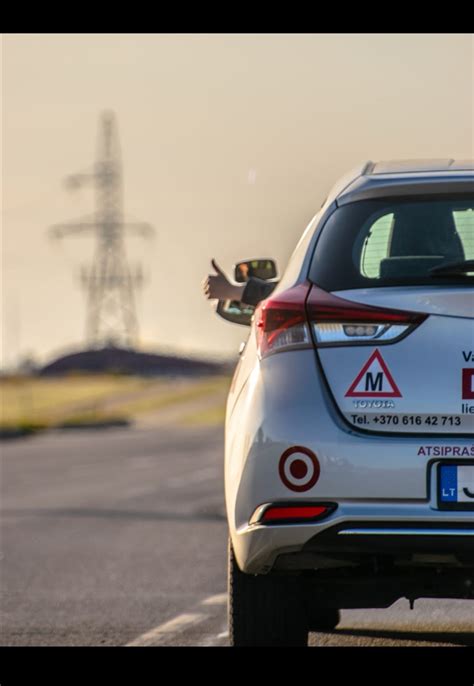 Profesionalūs instruktoriai ir jų pasiekimai ekstremalaus vairavimo mokymuose