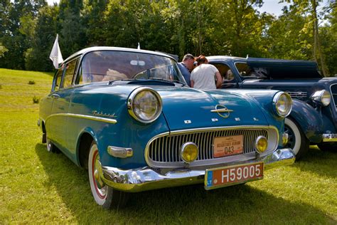 Senovinių automobilių kolona kelio vingyje