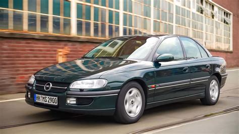 Opel Omega B variklio skyrius su matomu pagrindiniu diržu