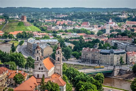 Vilniaus miesto panorama su automobilių srautu