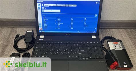 Kompiuteris su diagnostine programine įranga prijungtas prie automobilio