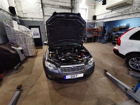 Subaru automobilio atidarytas variklio dangtis servise