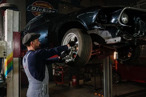 Infografika su patarimais, kaip prižiūrėti automobilio važiuoklę