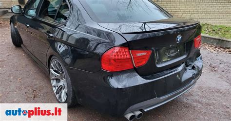 Nuotrauka su įvairiomis BMW E90 atsarginėmis dalimis