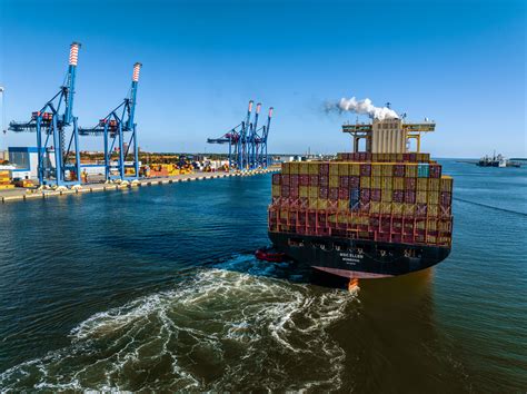 Konteineriai su automobiliais Klaipėdos uoste