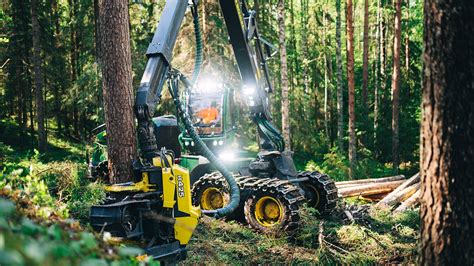 John Deere miško technika
