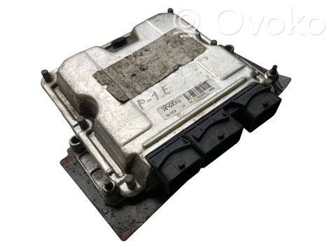 Peugeot 406 variklio skyriaus saugiklių blokas