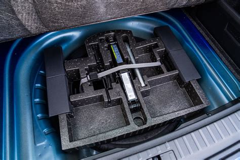 Schematiškas Škoda Octavia 3 salono vaizdas su pažymėtais veidrodėlių valdymo mygtukais