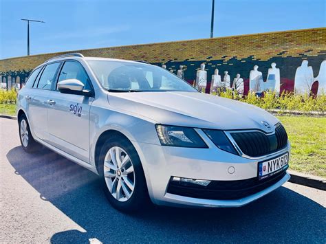 Škoda Octavia 3 automobilio nuotrauka, demonstruojanti sulankstytus šoninius veidrodėlius