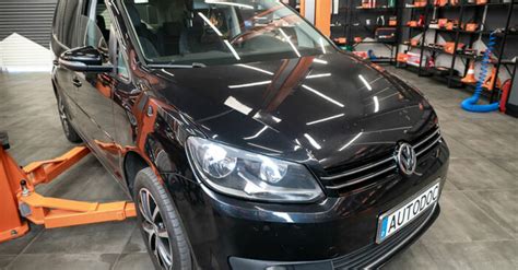VW Touran galinio žibinto keitimo proceso iliustracija