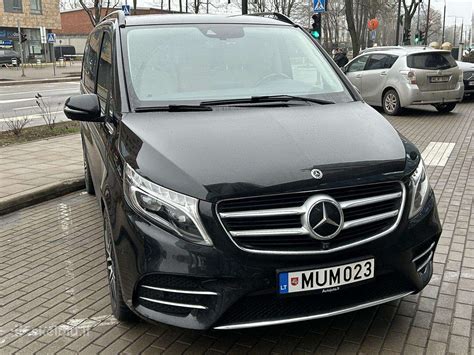 Nuotrauka prabangaus Mercedes-Benz V klasės automobilio su vairuotoju