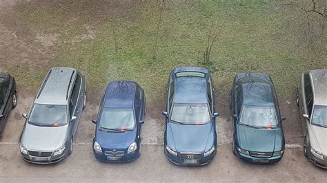 Automobiliai parkuojami daugiabučio kieme