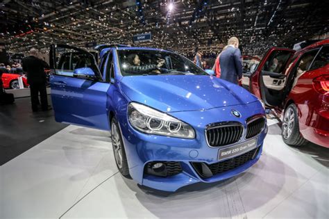 BMW klubo nariai susirinkę automobilių parodoje