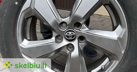 Toyota Celica ratlankiai skirtingų dydžių