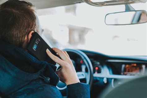Vairuotojas naudojasi telefonu