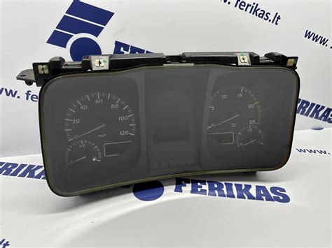 Šiuolaikinio automobilio prietaisų skydelis su borto kompiuterio ekranu