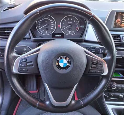 BMW automobilio salono vaizdas su vairu ir prietaisų skydeliu