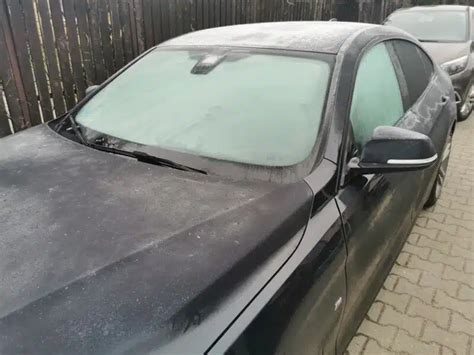 Nešvarus automobilio priekinis stiklas su įbrėžimais