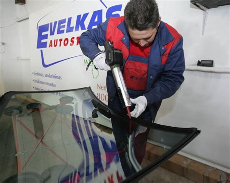 Vidinės automobilio stiklo pusės valymas