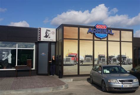 Auto serviso interjeras su automobiliais ir įranga