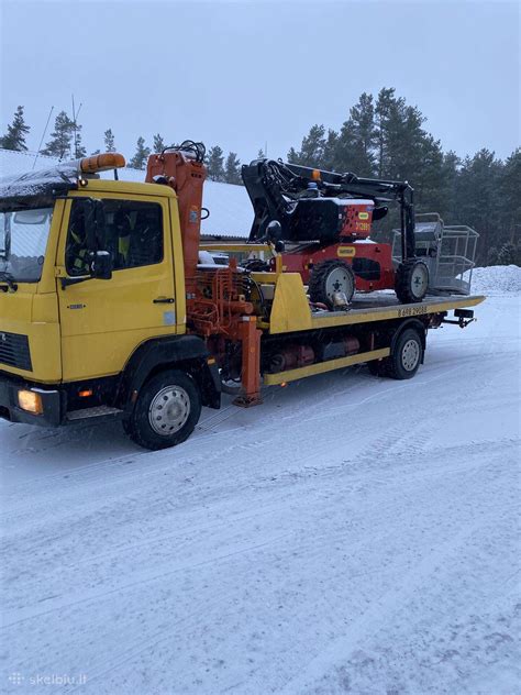 Tralas su automobiliu keliu
