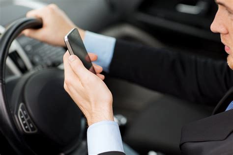 Simbolis, nurodantis draudimą naudotis mobiliuoju telefonu vairuojant