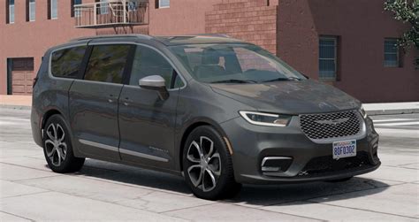 Chrysler Pacifica su atidarytomis šoninėmis durimis