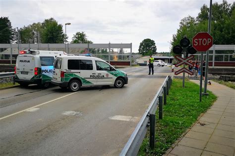 Policijos automobilis ir traukinys pervažoje