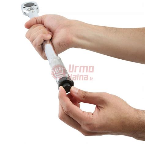 Dinamometrinio rakto naudojimas priveržiant pakaitinimo žvakę
