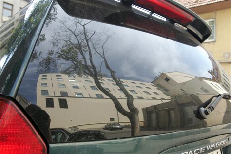 Automobilis su tamsintais stiklais