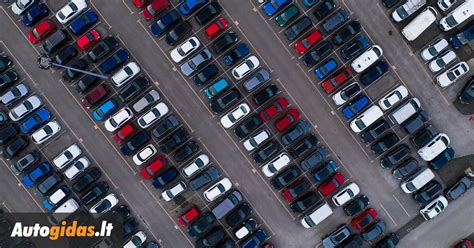 Grafikas, iliustruojantis automobilių lizingo privalumus, tokius kaip mažesnės mėnesinės įmokos ir galimybė dažnai keisti automobilį