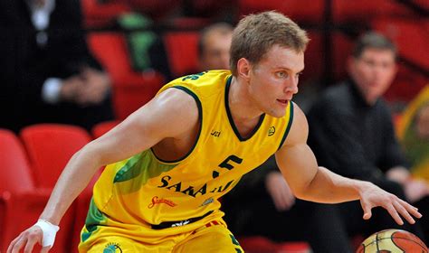 Ovidijus Varanauskas krepšinio aikštelėje