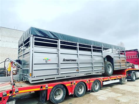 Skirtingų tipų gyvulių transportavimo priekabos